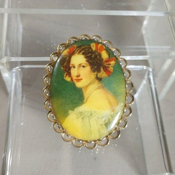 Victorian Pendant Brooch Pin Vintage Oval Portrait Brooch Pin Gold Tone Scallop - Picture 1 of 10